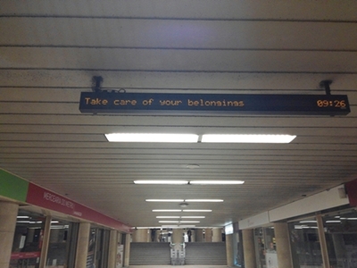 포르투 전철역에서조차  소지품을 조심하라는 문구를 보여준다.