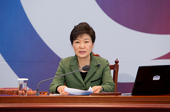 박근혜 대통령이 지난 달 18일 오전 청와대에서 열린 국무회의에서 모두발언하고 있다.