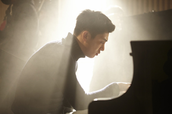  JTBC <밀회>에서 피아노를 연주하는 이선재(유아인 분).