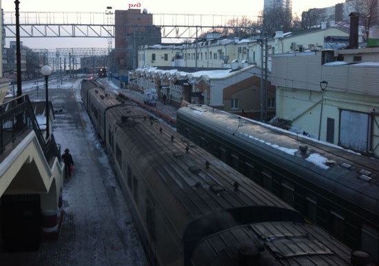 시베리아 횡단열차의 시발점인 블라디보스토크 기차역 철로에 서 있는 열차 모습.