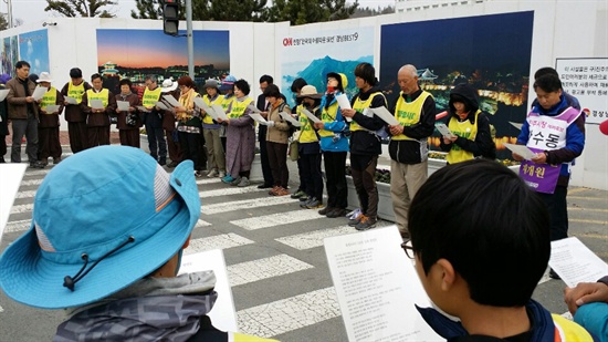  화쟁코리아 100일 순례단은 19일 오전 진주의료원 정문 앞에서 '진주 순례 입재식'을 열고 진주의료원 재개원을 염원했다.