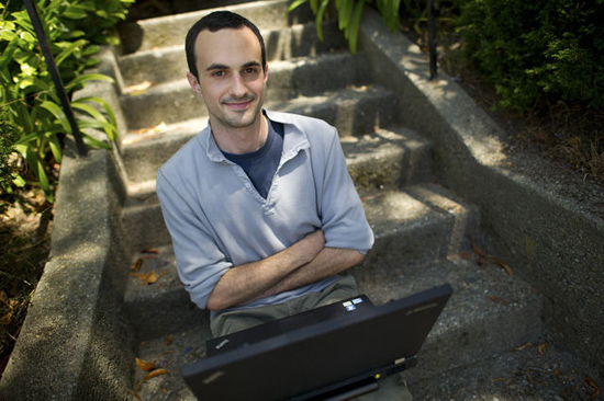 '시티즌랩' 연구팀의 일원인 빌 마크젝(Bill Marczak)은 미국 버클리 대학에서 컴퓨터 박사과정을 밟고 있다. 
