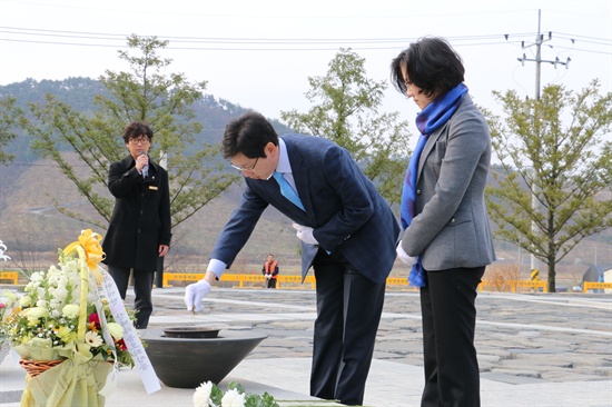 민주당 김경수 경남지사 예비후보는 부인과 함께 19일 고 노무현 전 대통령 묘역을 참배했다.