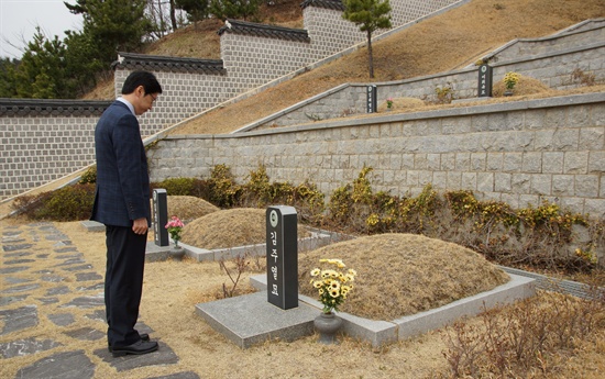 민주당 김경수 경남지사 예비후보는 19일 마산 국립3.15묘지를 찾아 김주열 열사 묘역을 참배했다.