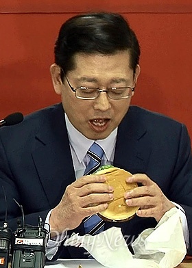 김황식 새누리당 서울시장 예비후보가 19일 오전 서울 여의도 선거사무실에서 열린 기자간담회에서 햄버거를 먹고 있다. 