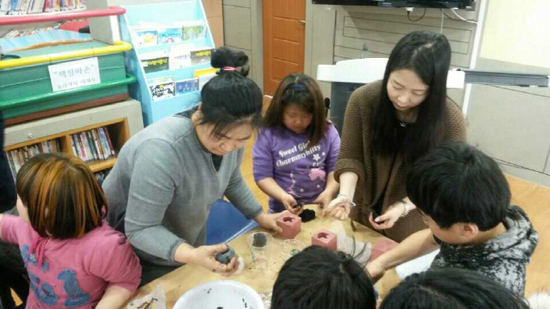 초등학교 방과 후 만들기 체험 현장 모습, 선생님들 조차 커피찌꺼기로 만들어지는 부엉이를 보고 신기해 한다.