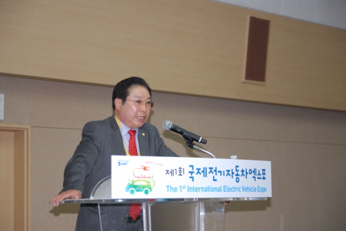 안동구 한국전기자동차개조산업협회 회장이 개회사를 하고있다.