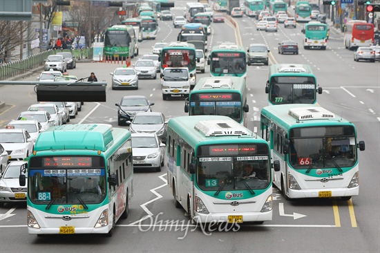 19일 오후 경기도 수원역 앞 도로에서 경기도 버스 'G-BUS'가 줄지어 지나고 있다.