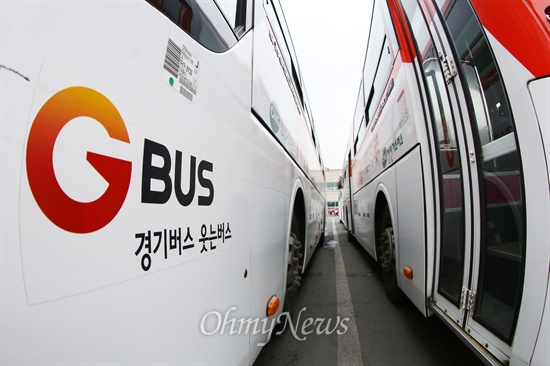 경기도의 한 차고지에 배차대기 중인 버스들이 주차되어 있다.