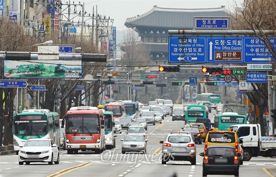  19일 오후 경기도 수원 장안문 앞 도로에서 많은 차량 사이로 경기도 버스가  운행되고 있다.