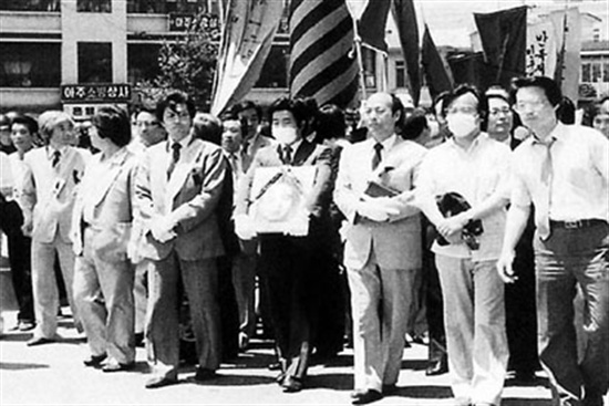6월항쟁 시기인 1987년, 부산에서 열린 고 이태춘 열사의 노제 때 최성묵 목사(오른쪽 세번째)가 장례위원으로 참여하고 있는 모습. 가운데 영정을 들고 있는 사람이 고 노무현 전 대통령이고, 그 왼쪽으로 문재인 대통령이 서 있다.