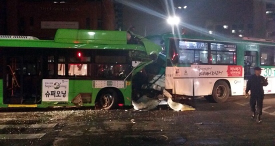 19일 오후 11시 45분께 서울 송파구 신천동 송파구청 사거리에서 버스끼리 추돌하는 사고가 발생, 13명이 중경상을 입었다. 이날 사고는 신호대기 중이던 30-1번 버스를 3318번 버스가 뒤에서 들이받으면서 일어났다. 이 사고로 3318번 버스 운전사 염모씨와 승객 등 3명이 중상을, 나머지 승객 10명이 경상을 입고 인근 병원으로 옮겨져 치료를 받고 있다.