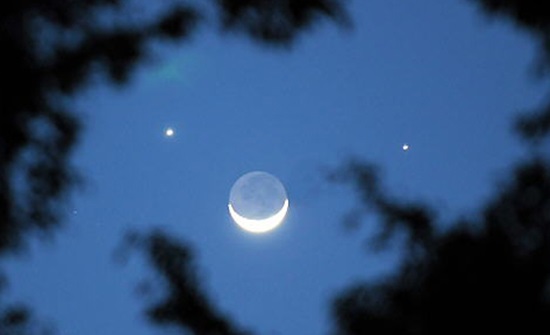  달이 일식으로 반밖에 보이지 않은 상황에서 위쪽에 금성과 목성이 두드러지게 나타나는 현상