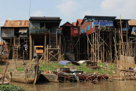 캄보디아 톤레삽 호수 주변 전형적인 어촌마을의 모습.