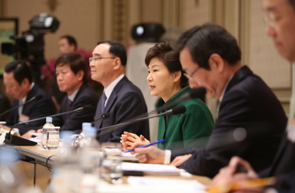 박근혜 대통령이 3월 20일 오후 청와대 영빈관에서 열린 '제1차 규제개혁 장관회의 및 민관합동 규제개혁 점검회의'에서 모두발언을 하고 있다.