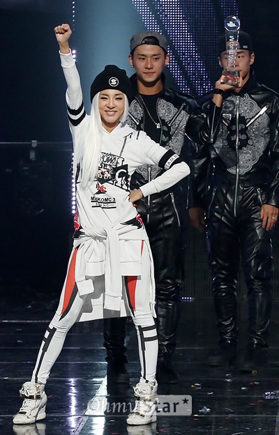 투애니원 산다라박, '힘차게 1위' 20일 오후 서울 상암동 CJ E&M센터에서 열린 Mnet <엠카운트다운>에서 '컴백홈'으로 1위를 차지한 투애니원의 산다라박이 팔을 높이 들어올리고 있다. 
