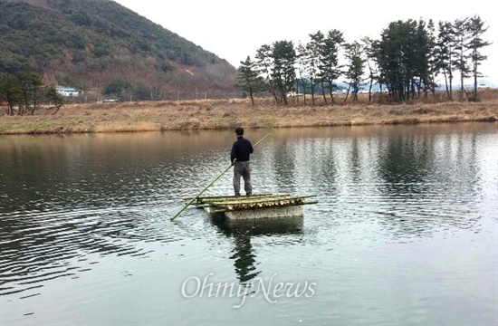  밀양 송전탑 반대 주민들이 길을 막고 있는 경찰을 피해가기 위해 뗏목을 만들어 밀양강에 띄워 농성장과 철탑 공사 현장을 오고가고 있다.