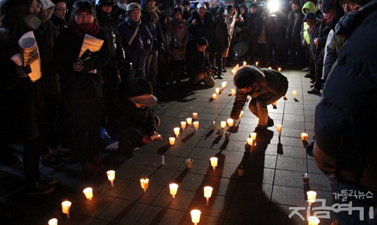 지난 2013년 12월 28일, 광화문 일대에서 열린 촛불집회에서 시민들이 촛불로 ‘민주주의’라는 글자를 만들고 있다. 