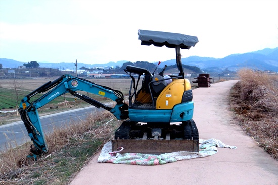  창원시는 철새도래지인 주남저수지 제방 1.6km에 걸쳐 1.4m 높이의 나무펜스를 설치하는 공사에 들어갔는데, 환경단체는 당장 중단할 것을 요구했다. 사진은 공사를 위해 포클레인이 배치되어 있는 모습.