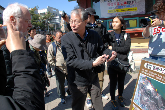  공주대학교 환경교육과 정민걸 교수가 공산성 성곽이 무너진 경위를 설명하고 있다.
