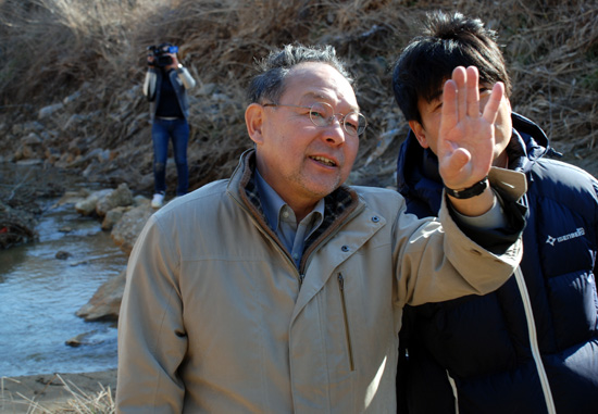  나카가와 마나부 기술사가 호암교를 바라보며 "금방이라도 무너져 내릴 수 있다"고 경고하고 있다. 
