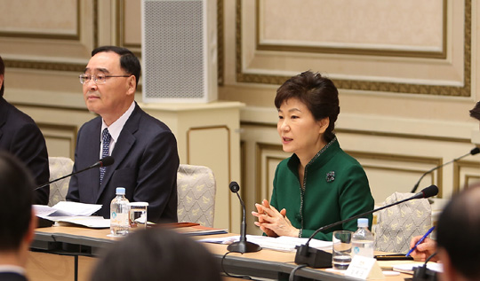 박근혜 대통령이 20일 청와대 영빈관에서 규제개혁장관회의 겸 민관합동규제개혁점검회의를 주재하고, 모두발언을 하고 있다.