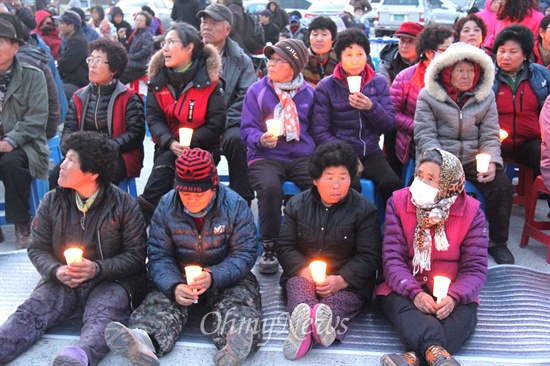  밀양765kV송전탑반대대책위원회는 5일 저녁 밀양시 부북면 평밭마을에서 141번째 촛불문화제를 연다. 사진은 3월 22일 저녁 밀양시 상동면 고정리에서 열렸던 139번째 '송전탑 반대 촛불문화제' 모습.