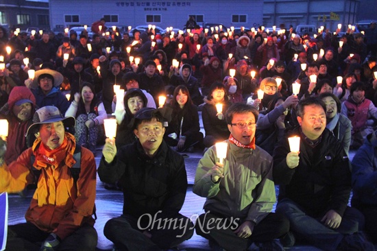  밀양765kV송전탑반대대책위원회는 22일 저녁 밀양시 상동면 고정리에서 139번째 '송전탑 반대 촛불문화제'를 열었다.