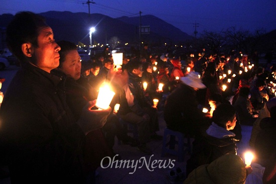 밀양765kV송전탑반대대책위원회가 3월 22일 저녁 밀양시 상동면 고정리에서 139번째 개최한 '송전탑 반대 촛불문화제' 모습.