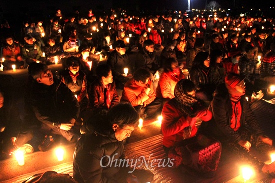  밀양765kV송전탑반대대책위원회는 22일 저녁 밀양시 상동면 고정리에서 139번째 '송전탑 반대 촛불문화제'를 열었다.