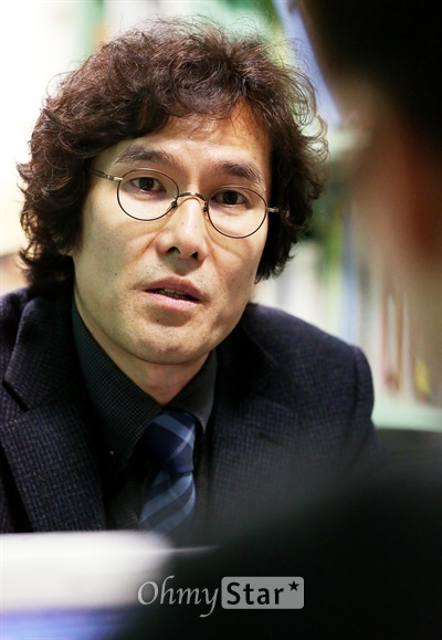 김종현 청소년영화제 위원장이 13일 오후 서울 사당로2차길 사무실에서 오마이스타와 인터뷰를 하며 영화제에 대한 소개를 하고 있다. 