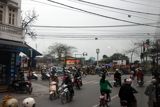 하노이 시내의 오토바이 모습에 활력을 느꼈다