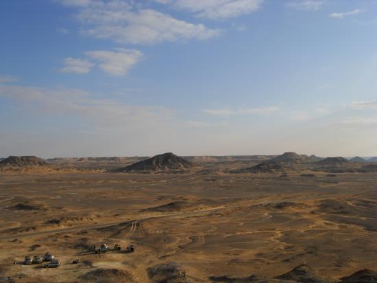 흑사막에 있는 돌 산에 올라가 내려다 본 풍경. 마치 다른 행성에 와 있는 것만 같다.
