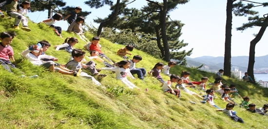 잔디 미끄럼을 타는 아이들
