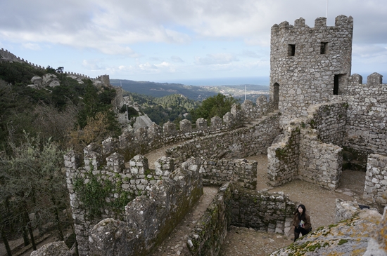 7-8세기 해발 450m의 산 위에 건축된 성으로 성벽 위에서 신트라 시내를 내려다보는 전망이 좋다.