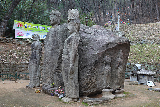 경주 굴불사지 석조사면불상 보물 제121호로 바위사면에 아미타삼존불, 약사불, 보살입상,불입상등이 조각되어있다.