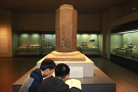 이차돈의 목에서 흰 피가 솟아오르고 꽃비가 내리는 모습과  순교에 관한 글이 새겨진 비석으로 국립경주박물관에 전시되어 있다.