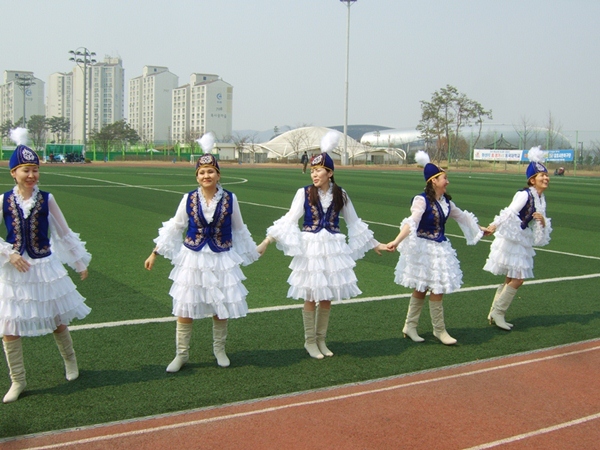 키르키즈스탄의 전통의상은 입은 여인들이 전통춤을 선 보이기도
