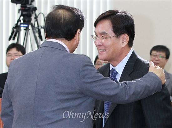 24일 서울 국회에서 열린 안행위 인사청문회에 앞서 이재오 새누리당 의원(왼쪽)이 강병규 안행부 장관 후보자의 어깨를 두드리고 있다.
