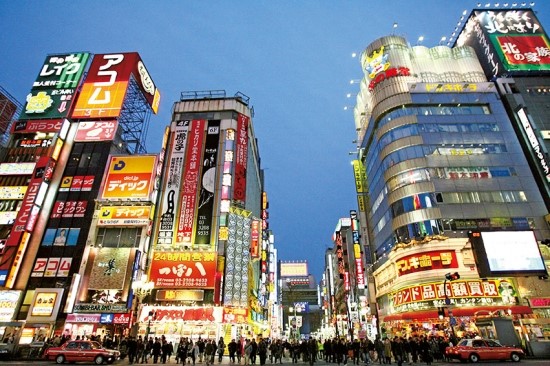 일본 도쿄 가부키초는 욕망의 속살이 밤새워 꿈툴대는 아시아 최대의 환락가이다. 네온사인이 하나둘씩 켜지면 가부키초는 숨쉬기 시작한다. 