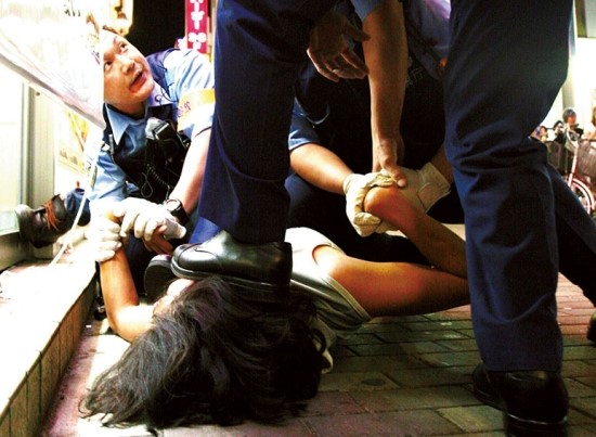 요시노야에서 고기덮밥을 먹은 무전취식범을 제압하는 경관들. 경찰의 과잉진압은 시민들의 질타를 받았다. 