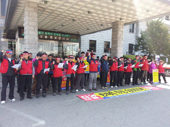 영남대학교 본관 앞에서 환경설비 노동자들이 자신들의 요구를 외치고 있다.
