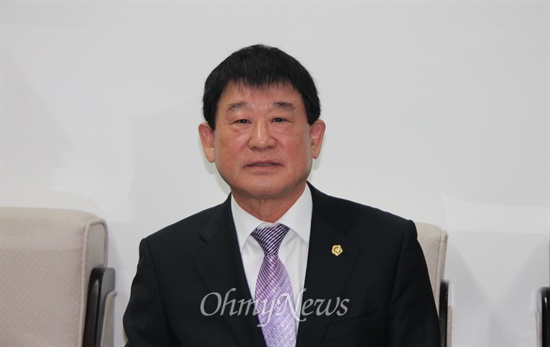 공직선거 불출마를 선언한 최진동 대전시 교육위원장.