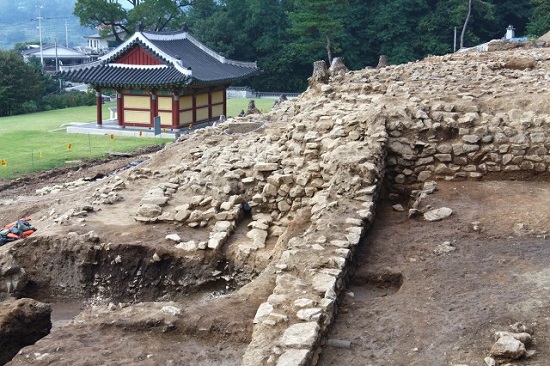 고려궁지 안에 있는 외규장각 뒤의 빈 터를 발굴 조사중입니다.(2009년 9월 춸영)