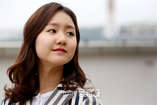  JTBC 월화드라마 <우리가 사랑할 수 있을까>에서 이새라 역의 배우 진지희가 19일 오후 서울 상암동 오마이스타 사무실에서 인터뷰에 앞서 포즈를 취하고 있다.