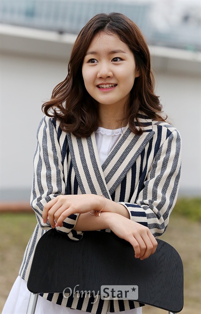  JTBC 월화드라마 <우리가 사랑할 수 있을까>에서 이새라 역의 배우 진지희가 19일 오후 서울 상암동 오마이스타 사무실에서 인터뷰에 앞서 포즈를 취하고 있다.