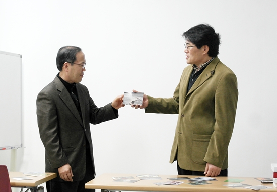 수강생(왼쪽)이 100여장의 카드 중 자신의 기분을 잘 나타내고 있다고 생각되는 사진을 골라 김 교수와 의견을 교환하고 있다.  
