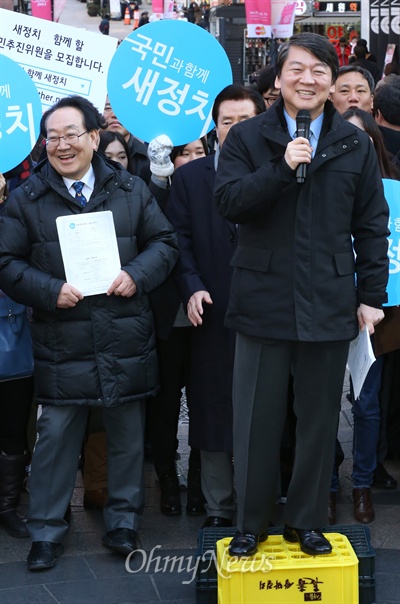 안철수 무소속 의원은 새정치추진위원회 공동위원장들과 함께 1월 2일 서울 명동에서 '펼쳐라! 새정치, 응답하라! 국민추진위' 거리 설명회를 열어 시민들에게 '새정치'에 대한 지지를 당부했다. 오랫만에 길거리에서 마이크를 잡은 안 의원은 "세상에서 가장 맛있는 라면은 국민과 함께 라면"이라고 말해 웃음을 자아냈다. 