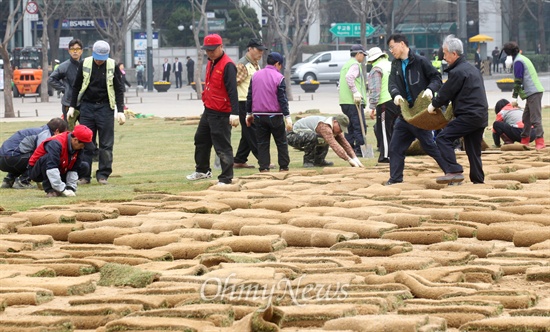 [오마이포토] 서울광장, 봄 맞이 준비중 