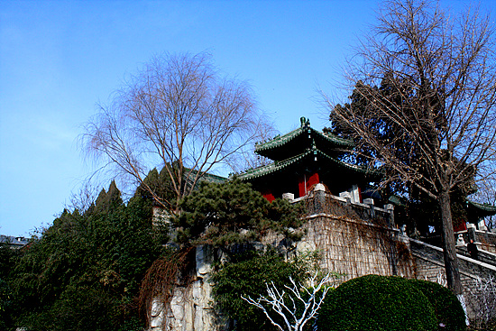 대명호에 있는 도교 사원 모습